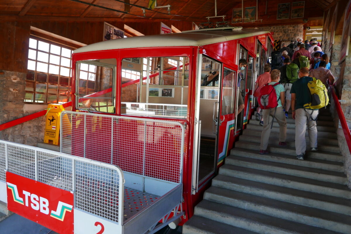 TSB Bahn Ankunft in der Bergstation